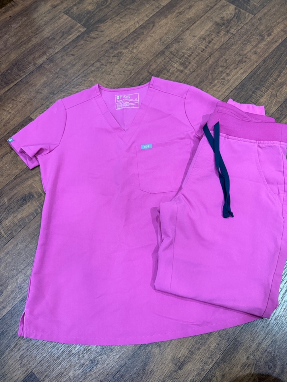 Figs Women’s Bright Fuscia Catarina Scrub Top & Zamora Jogger Set